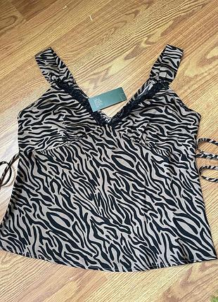 Маєчка на тонких брительках.