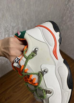 Кроссовки (дефект на фото)