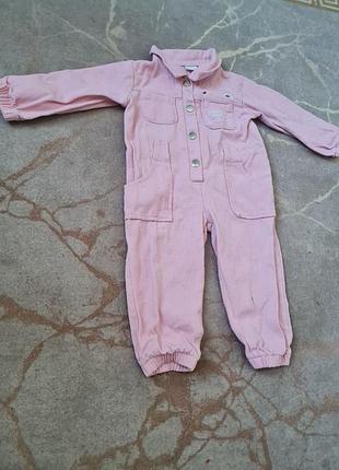 Джинсовий, рожевий комбінезон на дівчинку.