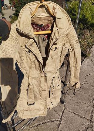 Жіночий осінній плащ