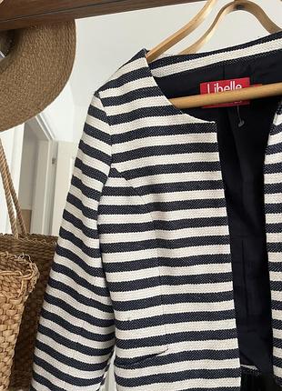 Стильний піджак в чорно-білу смужку