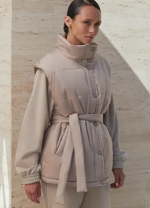 Бежевая жилетка оверсайз утеплена синтепухом с поясом на молнии с кнопками