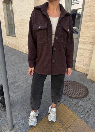 Жіноча куртка-сорочка барашек букле на ґудзиках тепла оверсайз з накладними кишенями