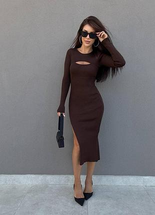 Приталенное платье миди в рубчик с вырезом в зоне декольте с разрезом со стороны