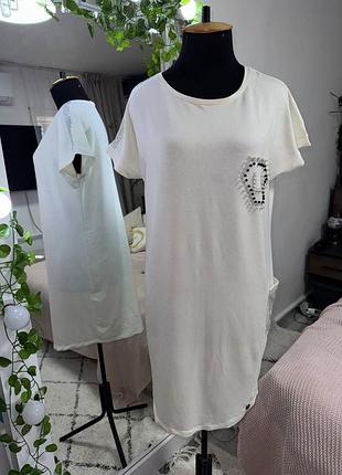 Платье молочного цвета из мягкого трикотажа, декорировано стразами и бусинками