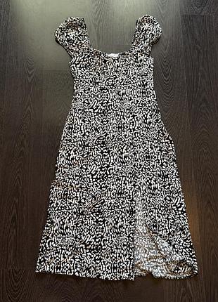 Чорно-біла сукня primark з абстрактним принтом та розрізом