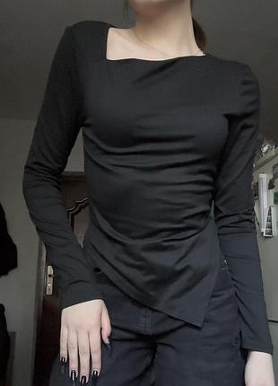 Кофта з асиметричним вирізом