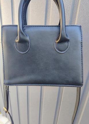 Маленькая креативная сумочка на длинном ремне