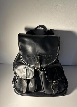 Чорний шкіряний рюкзак середнього розміру