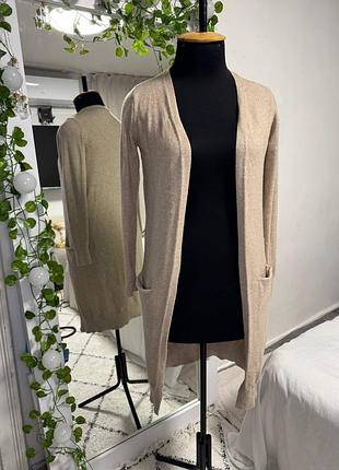 Мягкий кардиган, с боковыми карманами. имеет длинный рукав и без застежки