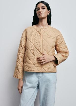 Стильна базова стьобана курточка на кнопках від reserved