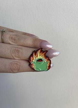 Пін значок металевий брошка жабка в паніці жаба в полумʼї