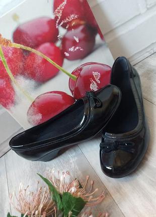 Жіночі туфлі clarks натуральна лакована шкіра низький каблук чорного кольору розмір 39