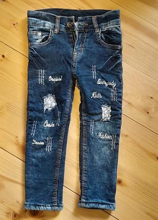 Тепленькі, новенькі джинси.