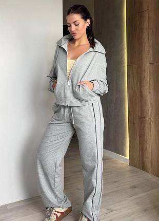 Зручний жіночий костюм із мʼякого трикотажу кофта на блискавці та робочими кишенями і штани прямого крою знизу на фіксаторах з декоративним кантом