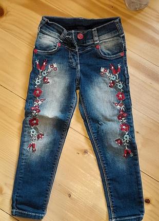 Джинсы с вышивкой
