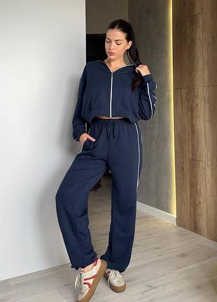 Зручний жіночий костюм із мʼякого трикотажу кофта на блискавці та робочими кишенями і штани прямого крою знизу на фіксаторах з декоративним кантом