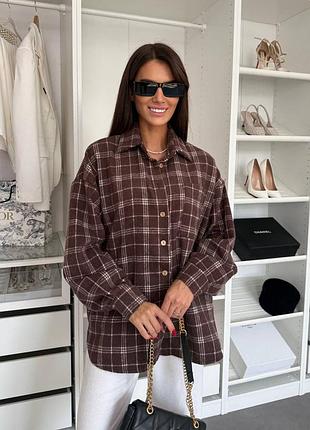 Стильна утеплена жіноча сорочка оверсайз в клітинку на ґудзиках повсякденна