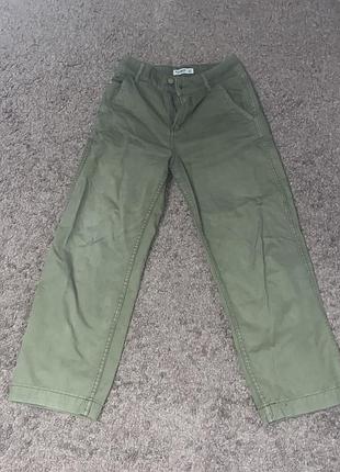 Штани катоні, підходе і на весну і осінь, але вони на вигляд як джинси, з дефектів знизу пляма (є фото), але її зовсім не видно