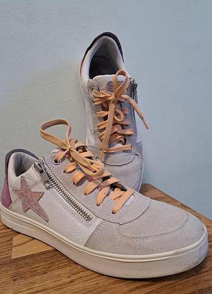 Удобные кожаные кроссовки 37го размера