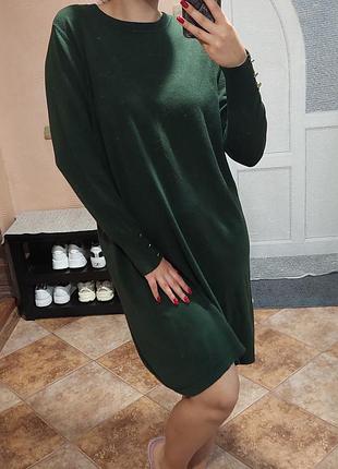Теплое вязаное платье изумрудно цвета с золотыми пуговицами на рукавах.