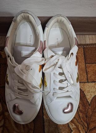 Кросівки жіночі. шкіра.  37 розмір.