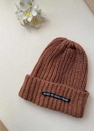Тепла вʼязана жіноча шапка