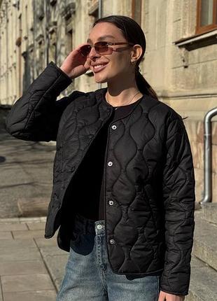 Жіноча стьобана осіння легка куртка на кнопках з утепленням