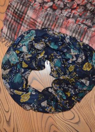 Стильний жіночий шарф хомут h&m,темно-синій з квітами3 фото