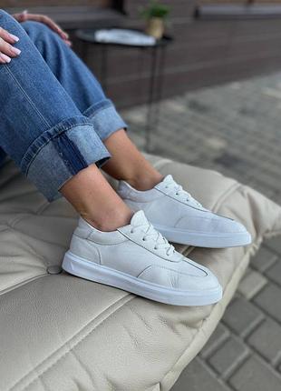 Стильні жіночі шкіряні кеди у білому кольорі 🤩