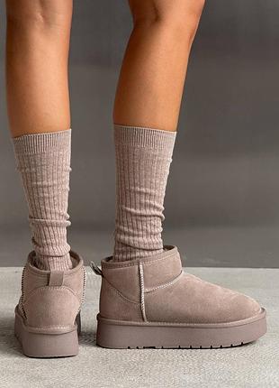 Бежеві натуральні замшеві короткі низькі уггі угі уги угги на високій товстій підошві платформі замша беж мокко