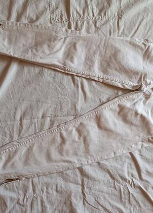 Белые женские джинсы