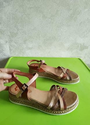 Нові шкіряні іспанські жіночі босоніжки на платформі 38 розміру від бренду porronet
