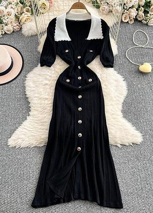 Вʼязане плаття з комірцем міді на ґудзиках