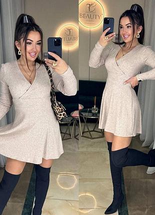 Женское платье с декольте