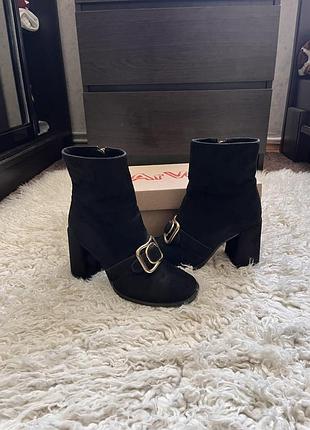 Стильні черевики на широкому каблуку 36р