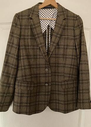 Піджак у клітинку з 100%вовни. прямого крою. на ґудзиках. з карманами.розмір 38/м/46 40/l/48
