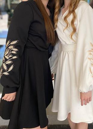 Сукня з колосками на рукавах