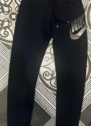 Жіночі спортивні штани nike