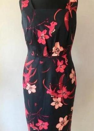 Платье классической формы, сзади молния