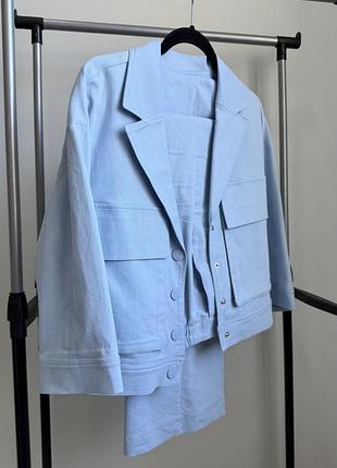 Костюм зі штанами з високою посадкою та вкороченим піджаком