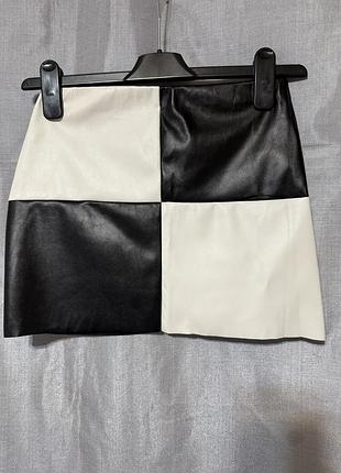 Шкіряна міні-спідниця  prettylittlething