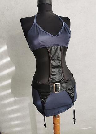 Платье с держателями для чулок