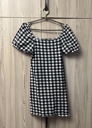 Сукня в клітинку з рукавами-фонариками.