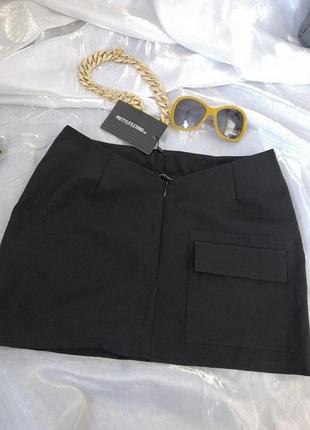 Юбка низкая посадка с накладным карманом застегивается спереди на замочек