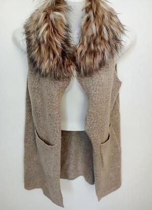 Жилетка вязаная.
бежевый цвет