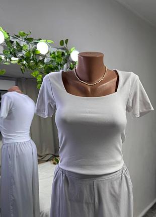 Біленький кром топ - футболка. дуже приємна тканина. по переду є підкладка.