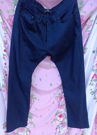 Брюки мужские синего цвета.