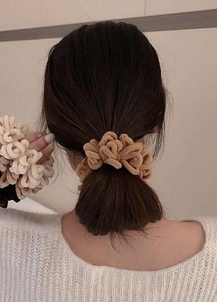 Резинки гумки для волосся набір 2 шт махрові плюшеві мʼякі широкі пишні хвилясті бежева і коричнева