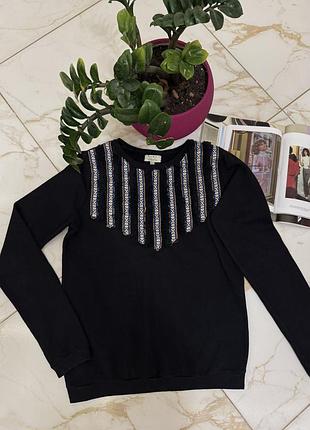 Жіночий стильний чорний світшот з вишивкою і бахромою